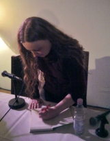 Juliana Kálnay beim Signieren