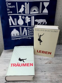 Leben: https://literaturleuchtet.wordpress.com/2015/07/02/132-knausgard-leben-luchterhand/